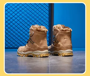 Vue arrière de bottes de neige marron pour enfants avec doublure en fausse fourrure épaisse.