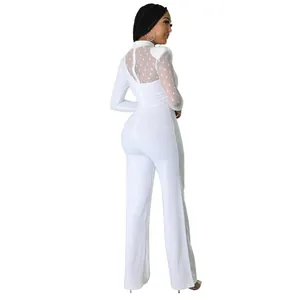 Combinaison blanche élégante à manches longues avec un panneau en tulle à pois au dos.