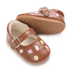 Detailansicht brauner Baby-Ballerinas mit Blumenstickerei und rutschfester Gummisohle