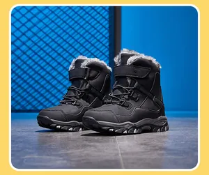 Vue détaillée de bottes d'hiver noires pour enfants avec doublure en fausse fourrure