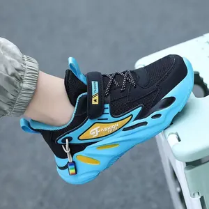 Baskets respirantes pour garçons, bleu et noir, avec maille résistante pour le sport.
