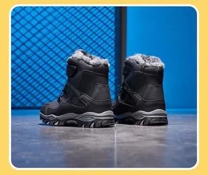 Détail de bottes d'hiver noires pour enfants avec doublure en fourrure et semelle antidérapante.