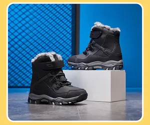 Vue détaillée des bottes de neige d'hiver pour enfants doublées de fourrure épaisse antidérapante.