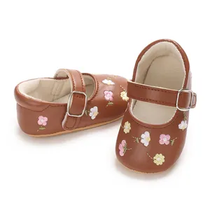 Detailansicht brauner Babyschuhe für Mädchen mit bunter Blumenstickerei und Riemen