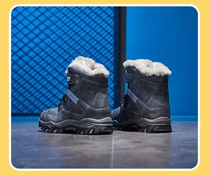 Détail de bottes d'hiver bleu marine pour enfants avec doublure chaude en fausse fourrure