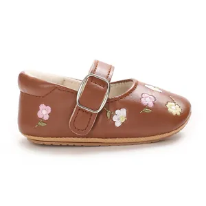 Detailansicht der braunen Baby-Mary-Janes mit filigranen und bunten Blumenstickereien