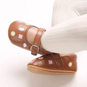 Detailansicht von bestickten Baby-Prinzessin-Schuhen mit rutschfester Gummisohle.