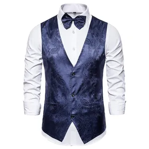 Hoogwaardig detail van een blauw paisley jacquard herenvest met bijpassende vlinderdas