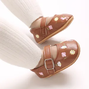 Detailansicht der zarten Blumenstickerei auf braunen Baby-Prinzessinenschuhen für Mädchen