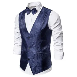 Gedetailleerd overzicht van het donkerblauwe paisley jacquard vest met vlinderdas