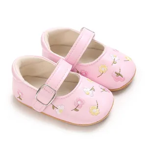 Detailansicht rosa Prinzessinnen-Babyschuhe für Mädchen mit feiner floraler Bestickung
