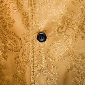 Macro close-up van goudkleurige jacquard veststof met gedetailleerd paisley-patroon