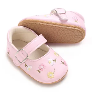 Detailansicht rosa bestickte Babyschuhe für Mädchen mit rutschfester Gummisohle
