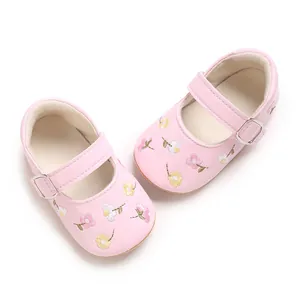Nahaufnahme der feinen Blumenstickerei auf diesen rosa Baby-Prinzessin-Schuhen.