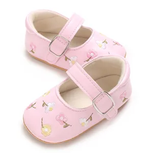 Draufsicht auf rosa Baby-Prinzessinenschuhe mit zarter Blumenstickerei und Schnalle