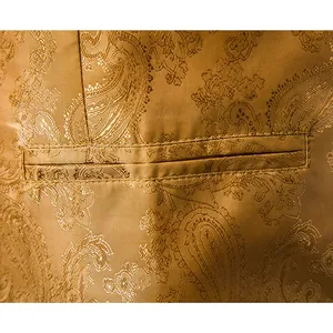 Detailopname van elegante gouden paisley jacquard stof en zakdetail op heren vest