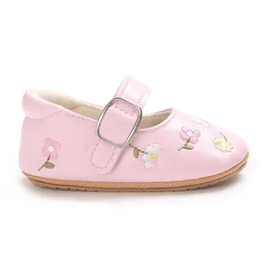 Detailansicht von rosa bestickten Blumen-Babyschuhen Mary Janes mit rutschfester Gummisohle