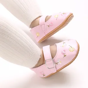 Detail von rosa Baby-Prinzessin-Schuhen mit Blumenstickerei und rutschfesten Gummisohlen