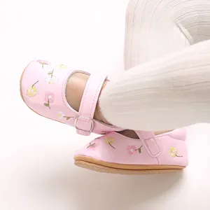 Nahaufnahme rosa Baby-Prinzessinenschuhe mit Blumenstickerei und rutschfester Gummisohle.