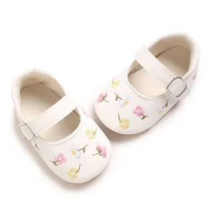 Detaillierte Ansicht weißer Babyschuhe für Mädchen mit eleganter Blumenstickerei