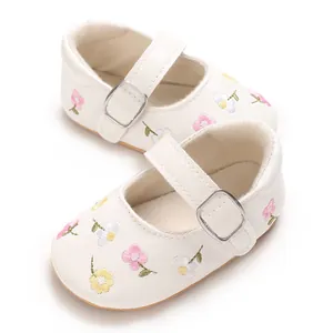 Detailansicht von weißer Baby-Mary-Jane-Schuhe mit filigraner Blumenstickerei