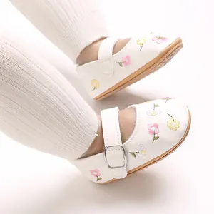 Detaillierte Nahaufnahme weißer Baby-Prinzessinenschuhe mit bunter Blumenstickerei
