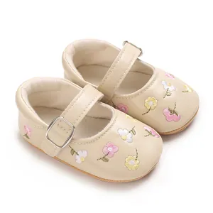 Detailansicht der zarten Blumenstickerei auf beigen Baby-Mary-Jane-Schuhen mit Gummisohle