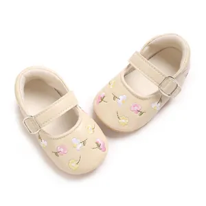 Detailansicht bestickter Babyschuhe für Mädchen mit verstellbarer Schnalle