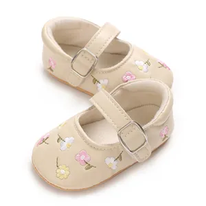 Elegante cremefarbene Babyschuhe für Mädchen mit feiner Blumenstickerei und Schnalle