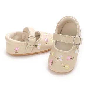 Detailansicht beige Babyschuhe für Mädchen mit Blumenstickerei und Schnallenriemen