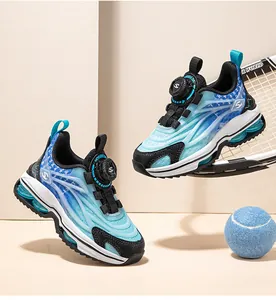 Détail de chaussures de sport pour enfants avec boucle rotative et coussin d'air