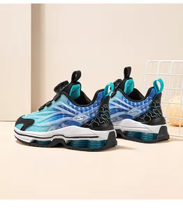 Vue détaillée des baskets bleues en mesh pour enfants avec boucle rotative et amorti