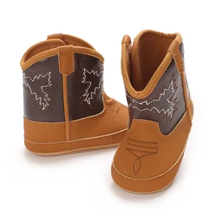 Vue détaillée du design avant et arrière de bottes de cowboy pour bébé avec broderies blanches