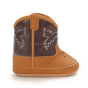 Vue détaillée de bottes de cowboy marron pour bébés filles avec broderie décorative