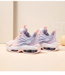 Vue latérale détaillée de chaussures de sport pour enfants avec boucle rotative et semelle