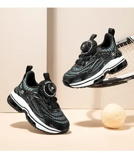 Vue détaillée de baskets respirantes pour enfants avec un système de boucle rotative.