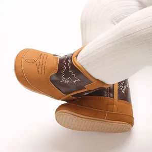 Vue détaillée de bottines de style western pour bébé fille avec semelle antidérapante souple