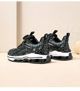 Gros plan de baskets pour enfants en mesh avec système de fermeture rotatif