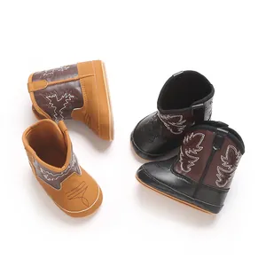 Vue détaillée de bottes de cowboy pour bébé fille en marron et noir avec des broderies