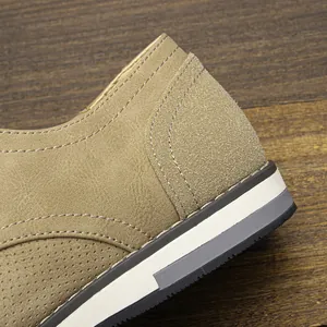 Gros plan sur le talon et la semelle multicouche des chaussures décontractées kaki pour hommes