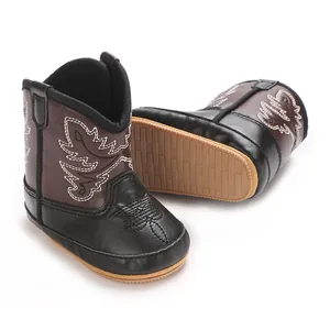 Bottes de cowboy marron et noir pour bébé fille avec broderie élégante et semelle souple.