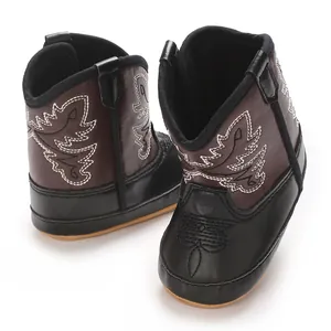 Détail de haute qualité des bottes de cowboy pour bébé fille en marron et noir brodées