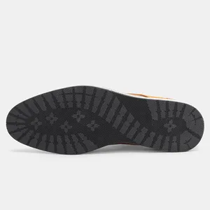 Gros plan de la semelle en caoutchouc antidérapante avec motif d'une chaussure pour homme