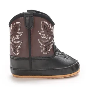 Détail de bottes de cowboy pour bébé avec coutures décoratives et texture cuir