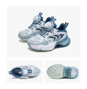 Dettagli di sneakers per bambini in mesh con chiusura a rotella e suola antiscivolo.