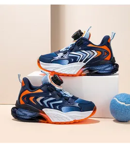 Vista laterale di scarpe sportive per bambini blu e arancioni con sistema a fibbia rotante