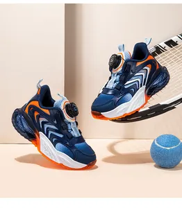 Vista dettagliata delle sneakers sportive per bambini con design blu navy e fibbia rotante
