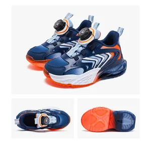 Viste dettagliate di scarpe mesh per bambini con sistema di allacciatura a rotella e suola
