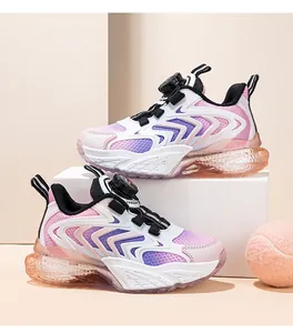 Vista dettagliata delle sneakers per bambini rosa e viola con sistema a rotella.