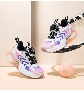 Dettaglio di scarpe sportive per bambini rosa e viola con sistema a fibbia rotante
